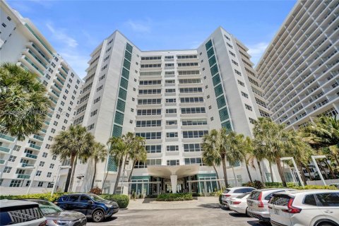 Condo in Miami Beach, Florida, 1 bedroom № 2270988 - photo 19