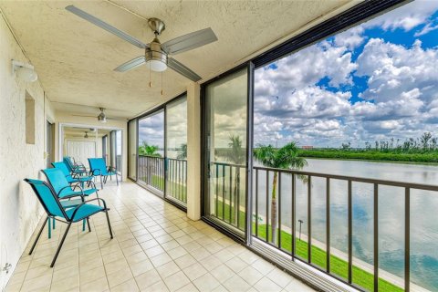 Condo in Sarasota, Florida, 2 bedrooms  № 1886820 - photo 11