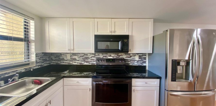 Townhouse in Pembroke Pines, Florida 2 bedrooms, 96.62 sq.m. № 2055764