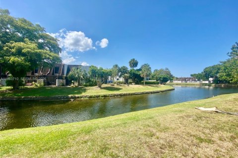 Townhouse in Pembroke Pines, Florida 2 bedrooms, 96.62 sq.m. № 2055764 - photo 3