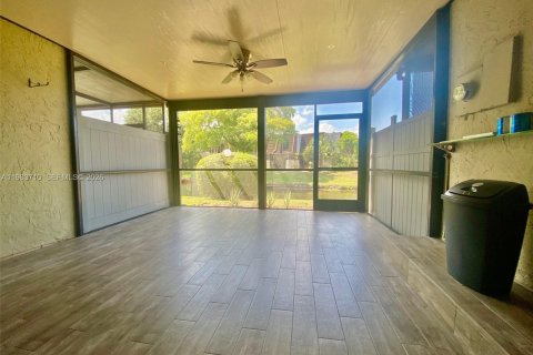 Townhouse in Pembroke Pines, Florida 2 bedrooms, 96.62 sq.m. № 2055764 - photo 2