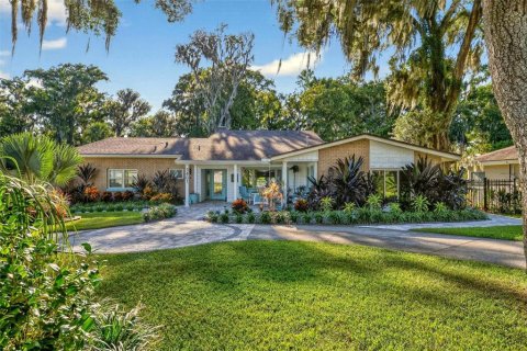 House in Leesburg, Florida 3 bedrooms, 305.18 sq.m. № 1902593 - photo 2