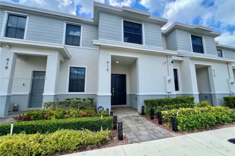 Townhouse in Florida City, Florida 3 bedrooms, 128.21 sq.m. № 1959317 - photo 3