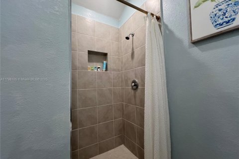 Townhouse in Florida City, Florida 3 bedrooms, 128.21 sq.m. № 1959317 - photo 13