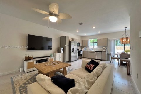 Townhouse in Florida City, Florida 3 bedrooms, 128.21 sq.m. № 1959317 - photo 10