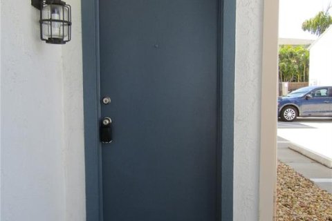 Condominio en alquiler en Tampa, Florida, 2 dormitorios, 79.62 m2 № 1877398 - foto 2