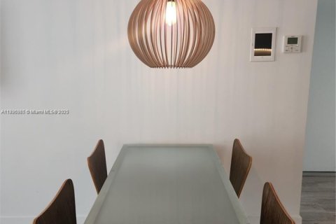 Condo in Miami Beach, Florida, 1 bedroom  № 1947270 - photo 7
