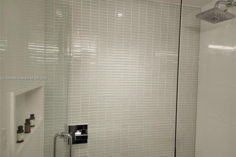 Condo in Miami Beach, Florida, 1 bedroom  № 1947270 - photo 21
