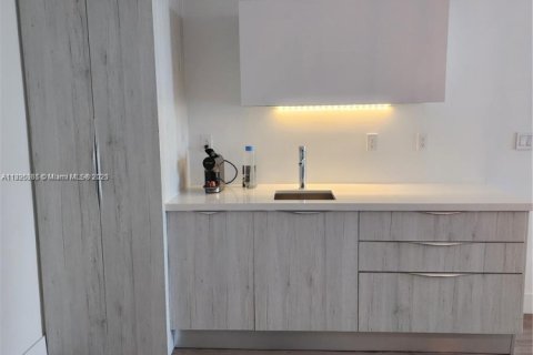 Condo in Miami Beach, Florida, 1 bedroom  № 1947270 - photo 11