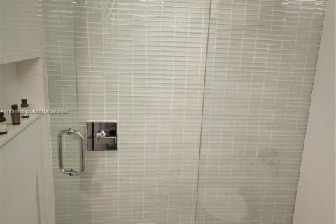 Condo in Miami Beach, Florida, 1 bedroom  № 1947270 - photo 23