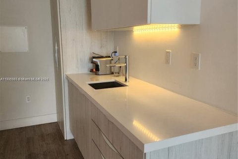 Condo in Miami Beach, Florida, 1 bedroom  № 1947270 - photo 10