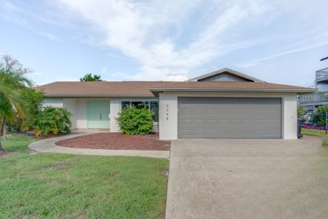 Casa en venta en Saint Petersburg, Florida, 3 dormitorios, 182.09 m2 № 1888477 - foto 1