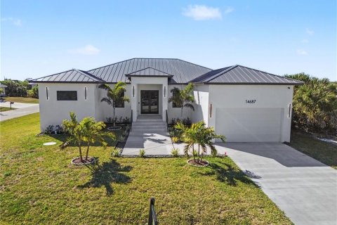 House in Port Charlotte, Florida 4 bedrooms, 226.31 sq.m. № 2239058