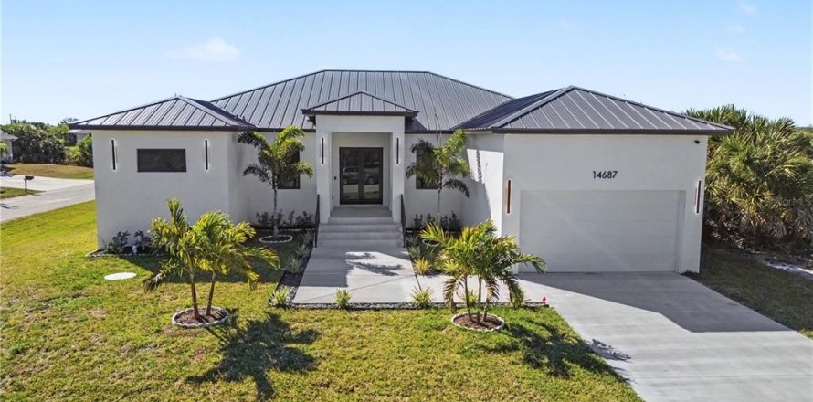House in Port Charlotte, Florida 4 bedrooms, 226.31 sq.m. № 2239058