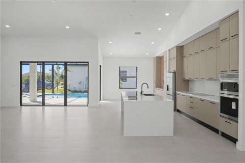 House in Port Charlotte, Florida 4 bedrooms, 226.31 sq.m. № 2239058 - photo 4