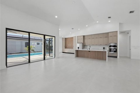 House in Port Charlotte, Florida 4 bedrooms, 226.31 sq.m. № 2239058 - photo 8