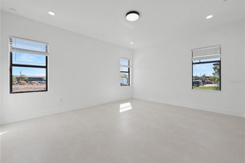 House in Port Charlotte, Florida 4 bedrooms, 226.31 sq.m. № 2239058 - photo 12