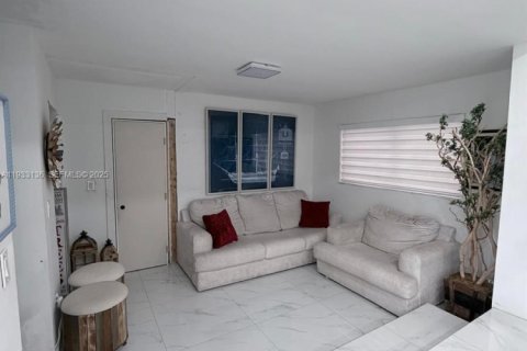 Propiedad comercial en venta en Hialeah, Florida, 124.21 m2 № 1991900 - foto 6