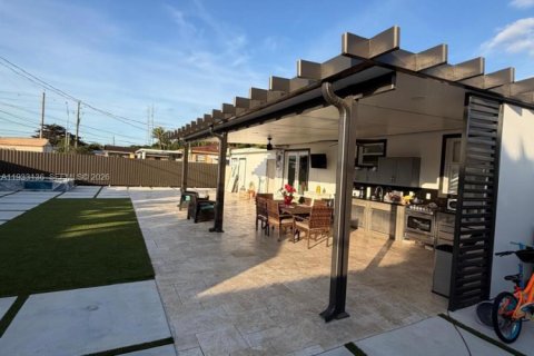 Commercial property in Hialeah, Florida 124.21 sq.m. № 1991900 - photo 22