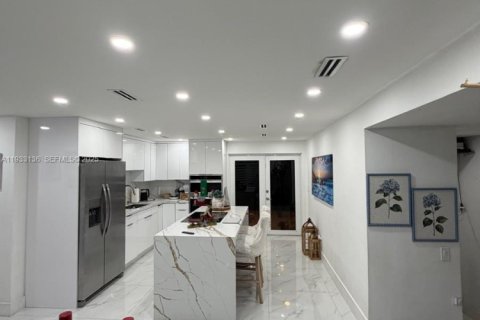 Propiedad comercial en venta en Hialeah, Florida, 124.21 m2 № 1991900 - foto 4