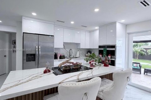 Propiedad comercial en venta en Hialeah, Florida, 124.21 m2 № 1991900 - foto 2