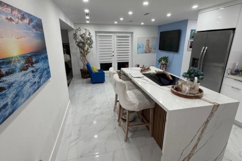 Propiedad comercial en venta en Hialeah, Florida, 124.21 m2 № 1991900 - foto 3