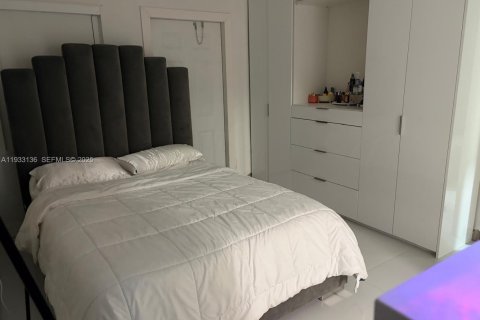 Propiedad comercial en venta en Hialeah, Florida, 124.21 m2 № 1991900 - foto 11