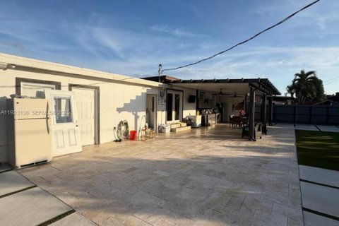 Propiedad comercial en venta en Hialeah, Florida, 124.21 m2 № 1991900 - foto 13