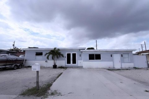 Propiedad comercial en venta en Hialeah, Florida, 124.21 m2 № 1991900 - foto 1