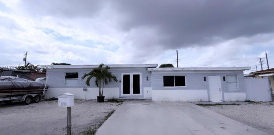 Propiedad comercial en Hialeah, Florida 124.21 m2 № 1991900