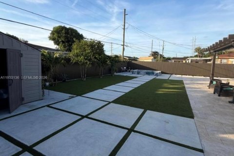 Commercial property in Hialeah, Florida 124.21 sq.m. № 1991900 - photo 21