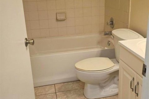Condo in Palm Beach Gardens, Florida, 2 bedrooms № 2247313 - photo 5