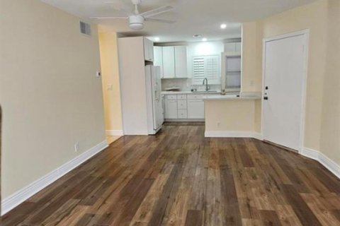 Condo in Palm Beach Gardens, Florida, 2 bedrooms № 2247313 - photo 2
