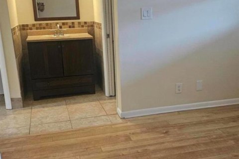 Condo in Palm Beach Gardens, Florida, 2 bedrooms № 2247313 - photo 7