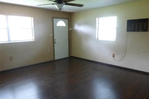 House in Frostproof, Florida 2 bedrooms, 89.93 sq.m. № 2218656 - photo 2