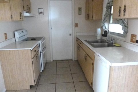 House in Frostproof, Florida 2 bedrooms, 89.93 sq.m. № 2218656 - photo 6