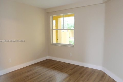 Condo in Pembroke Pines, Florida, 2 bedrooms  № 1847744 - photo 3