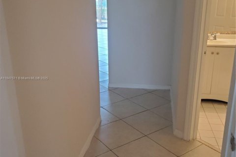 Condo in Pembroke Pines, Florida, 2 bedrooms  № 1847744 - photo 6