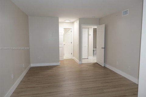 Condo in Pembroke Pines, Florida, 2 bedrooms  № 1847744 - photo 7