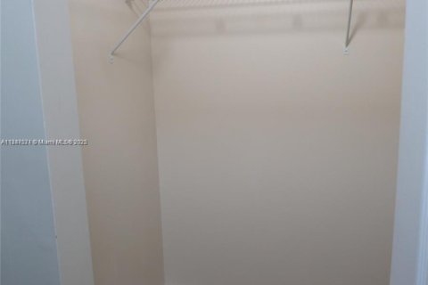 Condo in Pembroke Pines, Florida, 2 bedrooms  № 1847744 - photo 10