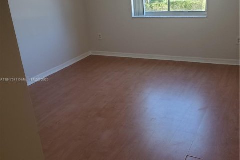 Condo in Pembroke Pines, Florida, 2 bedrooms  № 1847744 - photo 8