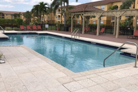 Condo in Pembroke Pines, Florida, 2 bedrooms  № 1847744 - photo 11