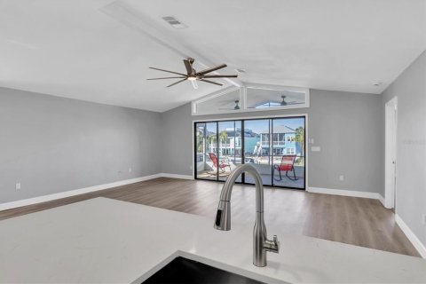 House in New Port Richey, Florida 4 bedrooms, 290.23 sq.m. № 1885910 - photo 15