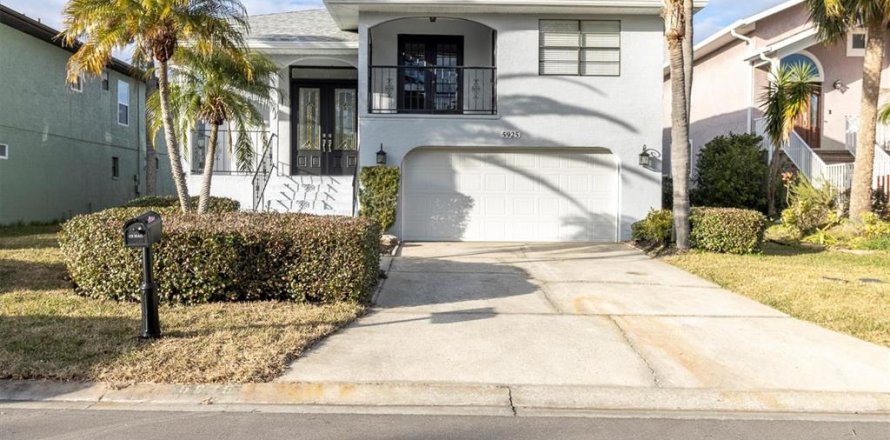 House in New Port Richey, Florida 4 bedrooms, 290.23 sq.m. № 1885910