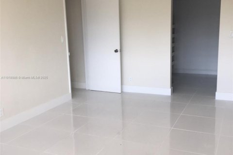 Condo in Miami, Florida, 2 bedrooms  № 1973328 - photo 5