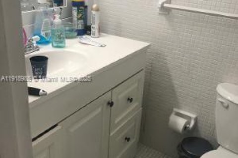 Condo in Miami, Florida, 2 bedrooms  № 1973328 - photo 12
