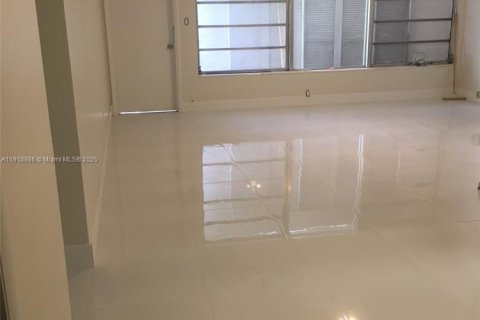 Condo in Miami, Florida, 2 bedrooms  № 1973328 - photo 3