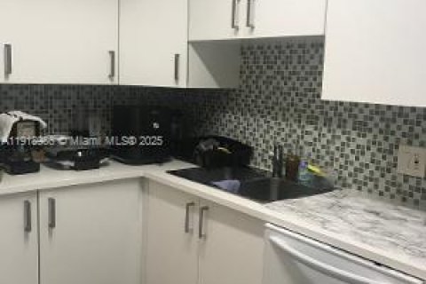 Condo in Miami, Florida, 2 bedrooms  № 1973328 - photo 9
