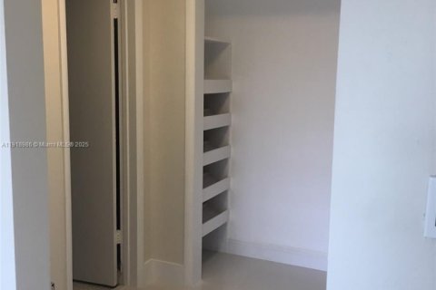 Condo in Miami, Florida, 2 bedrooms  № 1973328 - photo 6