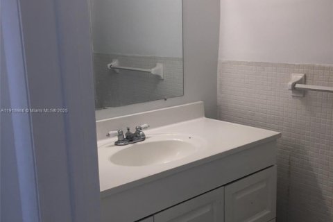 Condo in Miami, Florida, 2 bedrooms  № 1973328 - photo 7